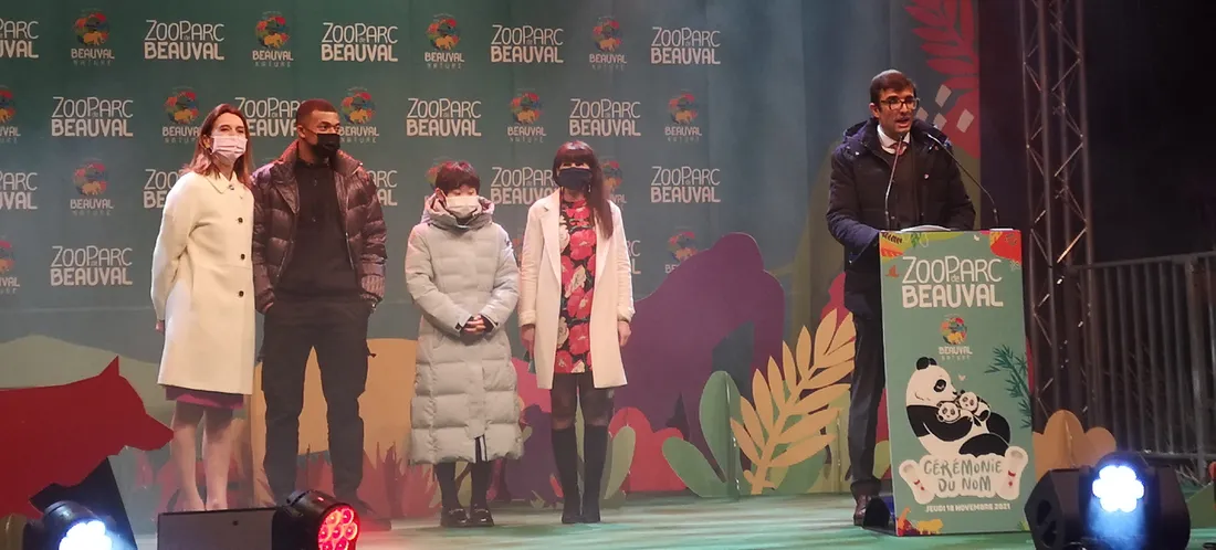 La famille Delors entourée de Kylian Mbappé et de Zhang Jiaqi